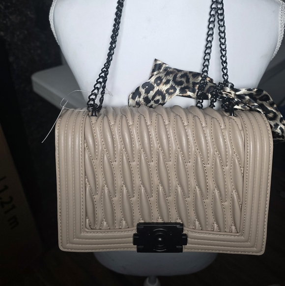 Elegant Beige Quilted Bag with Leopard Bag Scarf - Picture 4 of 7